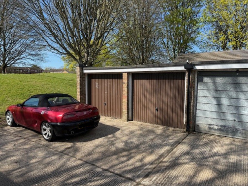 Lot: 4 - EIGHT FREEHOLD GARAGES IN BLOCK - Garages